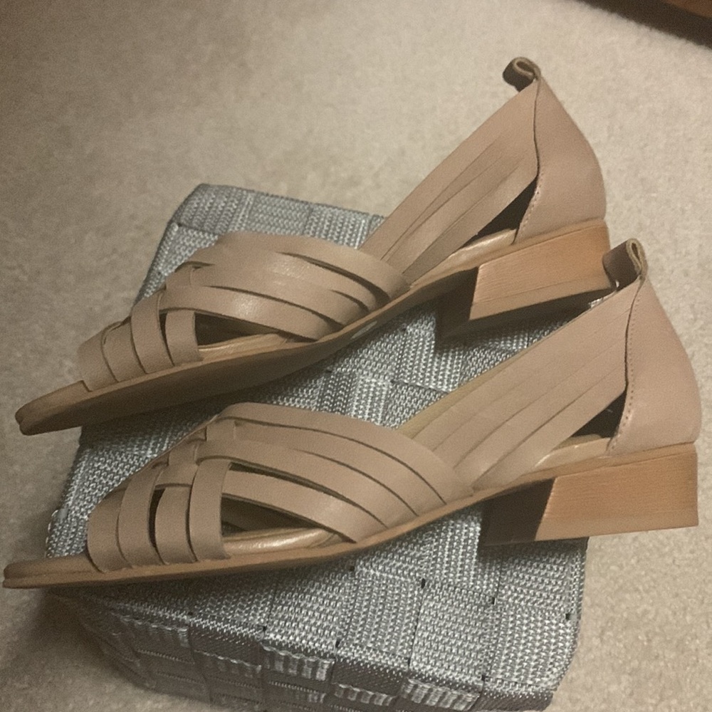Lucky Brand tan/beige woven sandals, VERY NICE, 6.5 and never worn. 1” heel - Picture 4 of 8